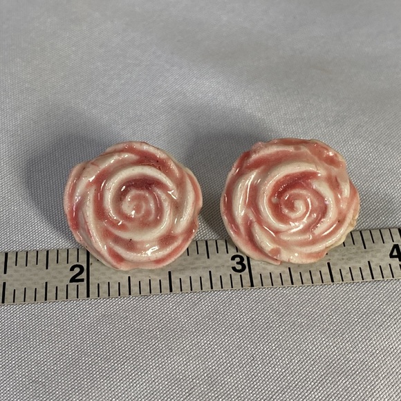 Unusual vintage glazed pottery style dusty pink rose earrings - Picture 4 of 5